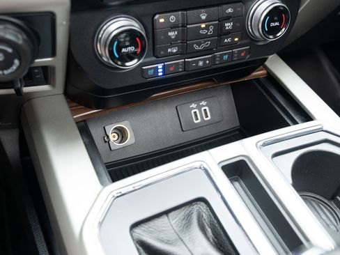 Used 2016 Ford F150 Lariat w/ Equipment Group 502A Luxury AWD/4WD image 5