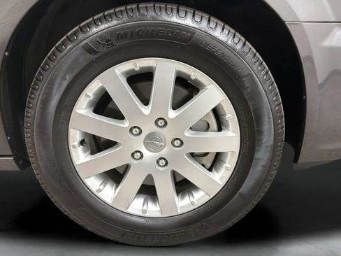 Used 2016 Chrysler Town & Country Touring FWD image 24