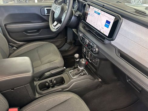 Used 2025 Jeep Wrangler Unlimited Sahara image 16