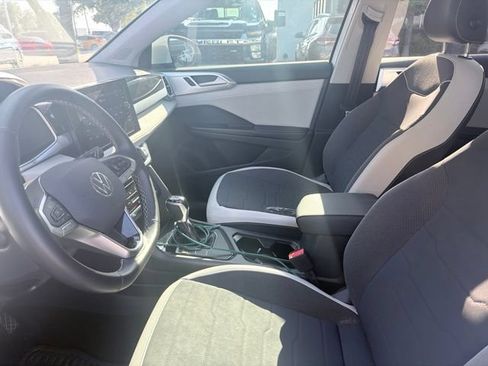 Used 2025 Volkswagen Taos SE w/ Panoramic Sunroof Package FWD image 7