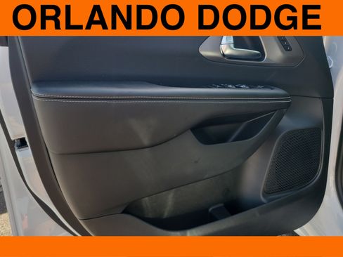 Used 2026 Chrysler Pacifica Select FWD image 13