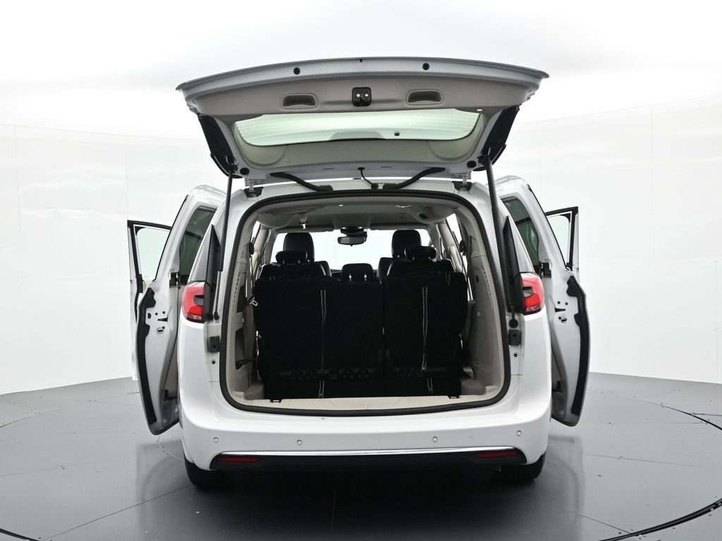 Used 2024 Chrysler Pacifica Touring-L FWD image 26