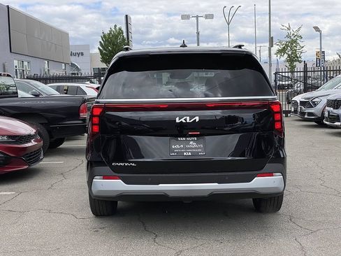 New 2026 Kia Carnival EX FWD image 5