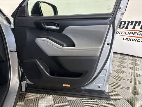 Used 2025 Toyota Highlander XLE image 30