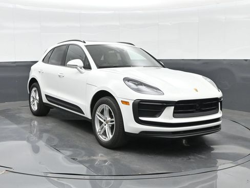 Certified 2023 Porsche Macan AWD/4WD image 11
