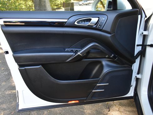 Used 2018 Porsche Cayenne Platinum Edition image 35