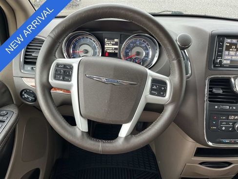 Used 2016 Chrysler Town & Country Touring w/ Driver Convenience Group FWD image 12