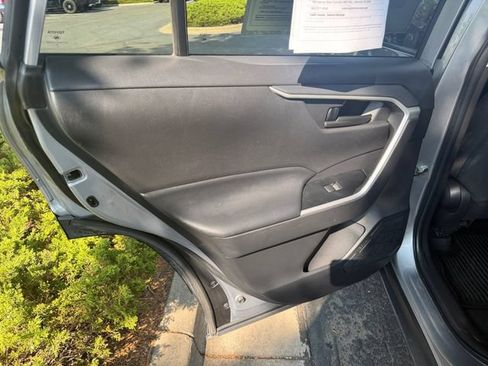Used 2022 Toyota RAV4 LE AWD/4WD image 32