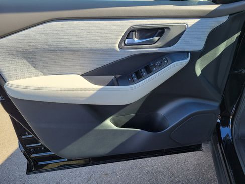 Used 2023 Nissan Rogue SV image 16