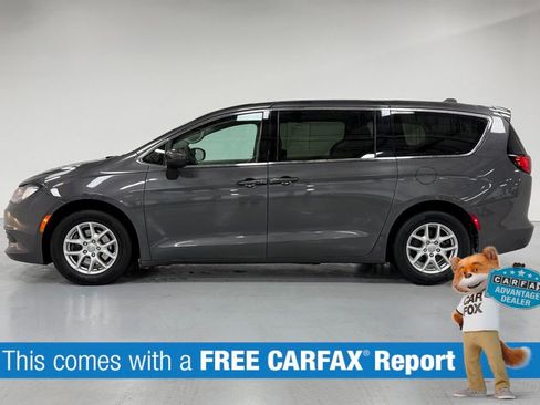 Used 2017 Chrysler Pacifica Touring image 2