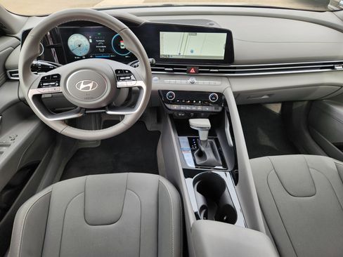Certified 2025 Hyundai Elantra SEL image 11