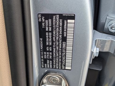 Certified 2025 Porsche Macan image 30