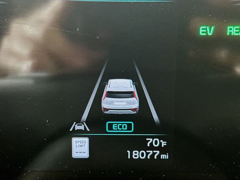 Used 2023 Kia Niro LX image 19