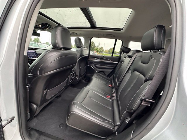 Used 2023 Jeep Grand Cherokee Limited w/ Luxury Tech Group II AWD/4WD image 16