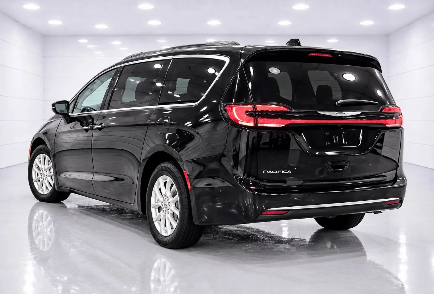 Used 2023 Chrysler Pacifica Touring-L FWD image 3