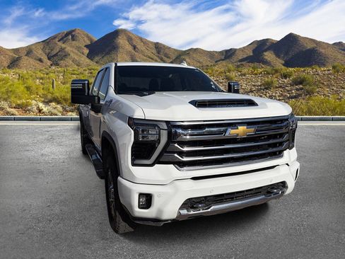 Used 2024 Chevrolet Silverado 2500 High Country w/ High Country Premium Package AWD/4WD image 3