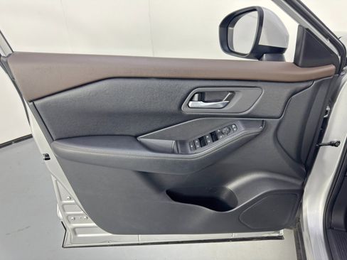 Used 2023 Nissan Rogue SV image 34