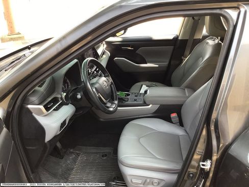 Used 2023 Toyota Highlander XLE FWD image 8