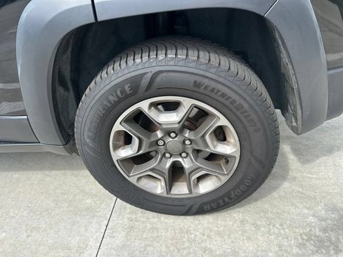 Used 2019 Jeep Cherokee Trailhawk w/ Cold Weather Group AWD/4WD image 17