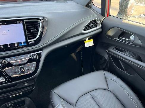 New 2026 Chrysler Pacifica Select image 36