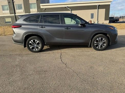 Used 2023 Toyota Highlander XLE image 13