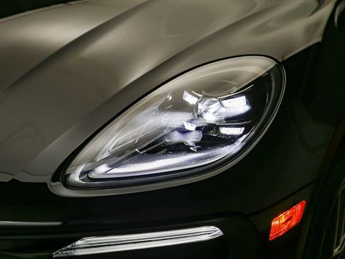 Certified 2026 Porsche Macan AWD/4WD image 11