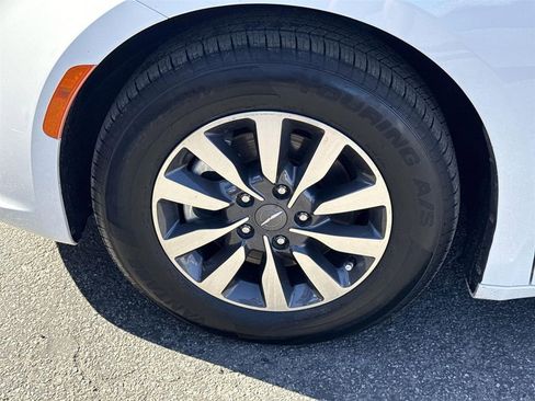 Used 2023 Chrysler Pacifica Touring-L image 30
