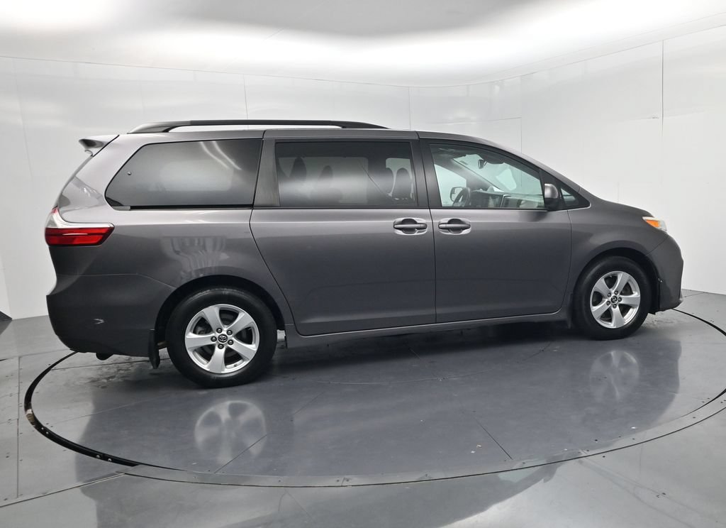 Used 2019 Toyota Sienna LE w/ Carpet Mat Package FWD image 8