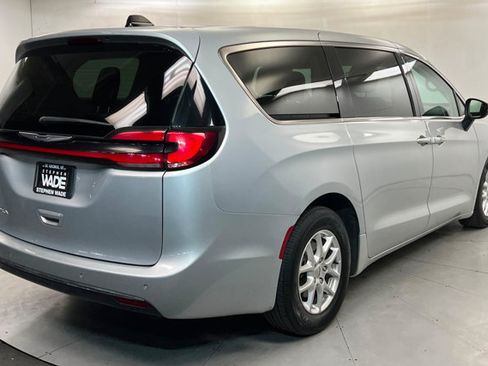 Used 2023 Chrysler Pacifica Touring-L FWD image 5