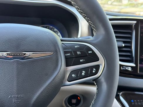 Used 2023 Chrysler Pacifica Touring-L FWD image 23