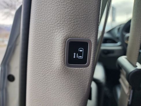 Used 2024 Chrysler Pacifica Touring-L image 17