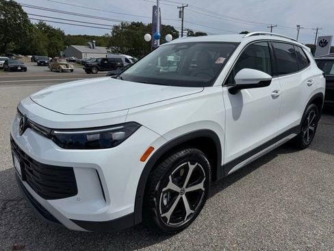 New 2025 Volkswagen Tiguan SE image 1