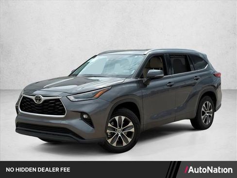 Certified 2021 Toyota Highlander XLE FWD image 1