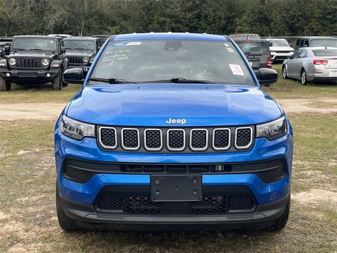 Used 2023 Jeep Compass Sport image 2