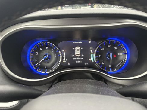 Used 2023 Chrysler Pacifica Touring-L FWD image 10