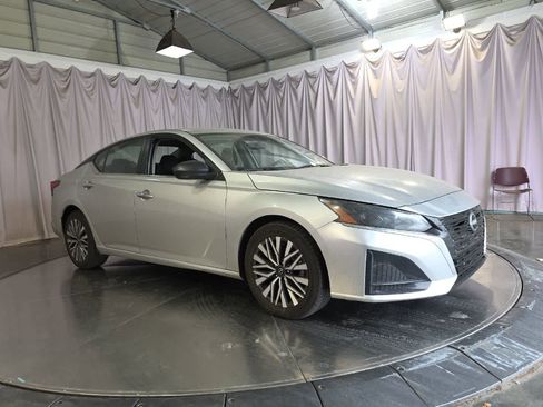 Used 2024 Nissan Altima 2.5 SV FWD image 10