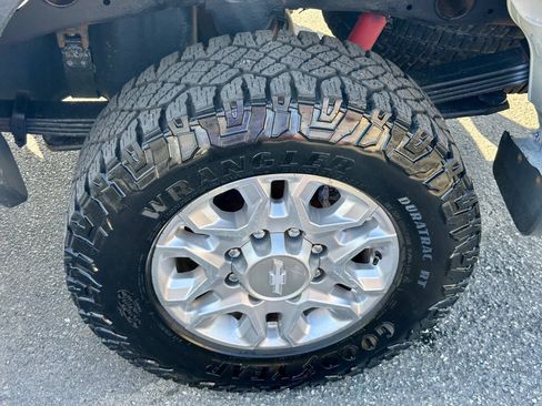 Used 2020 Chevrolet Silverado 2500 LT w/ Z71 Off-Road Package AWD/4WD image 31