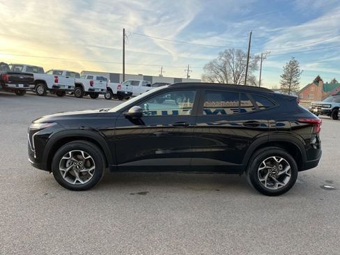 Used 2025 Chevrolet Trax LT w/ LT Convenience Package image 7