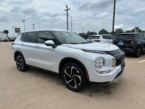 Used 2023 Mitsubishi Outlander SE FWD image 3