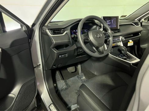 Used 2024 Toyota RAV4 LE AWD/4WD image 20