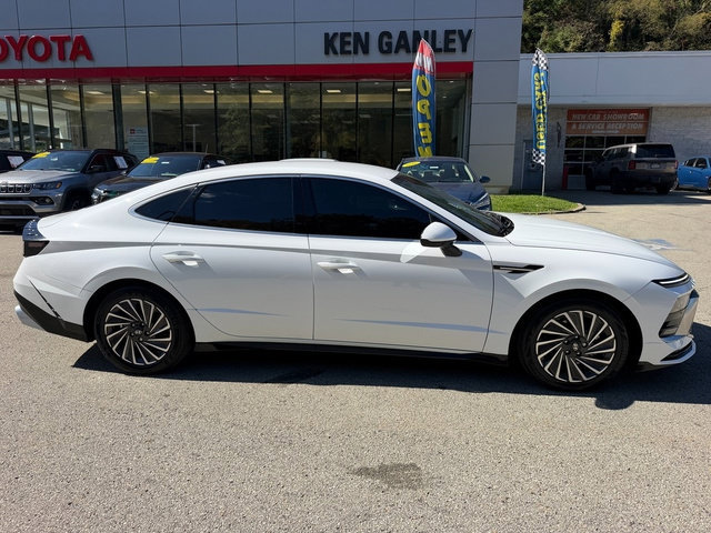 Used 2025 Hyundai Sonata SEL FWD image 2