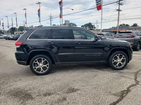 Used 2018 Jeep Grand Cherokee Limited AWD/4WD image 2