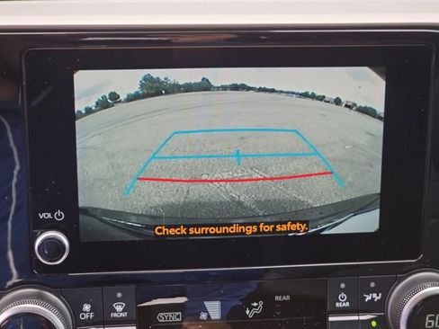 Used 2023 Toyota Highlander XLE FWD image 24