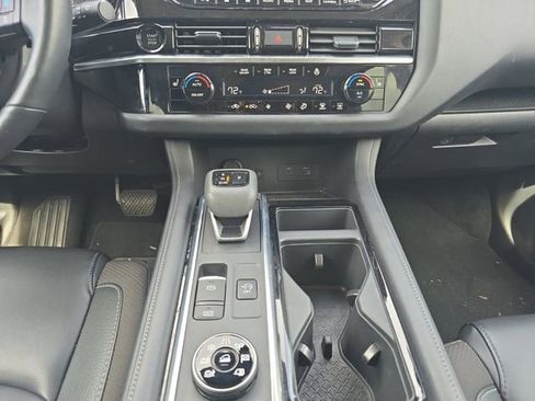 Certified 2025 Nissan Pathfinder SL image 3