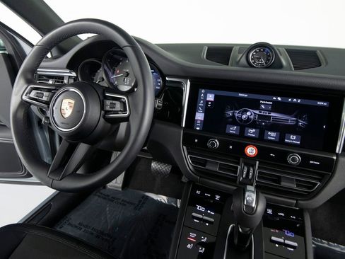 Certified 2025 Porsche Macan image 30