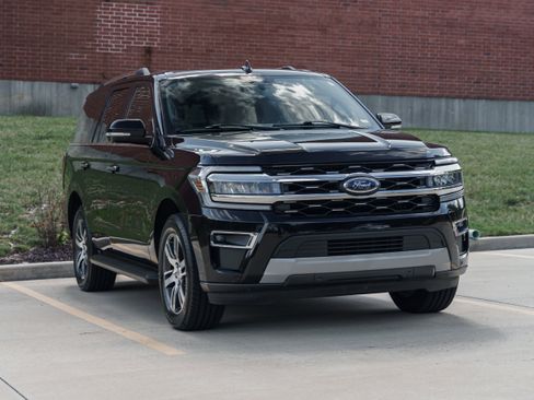 Used 2024 Ford Expedition Limited image 2