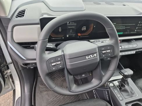 New 2027 Kia Seltos LX FWD image 11