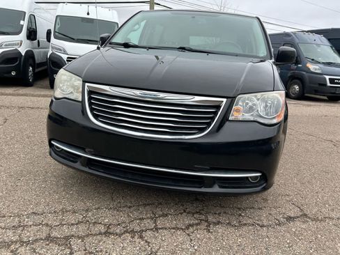 Used 2013 Chrysler Town & Country Touring image 4