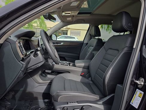 Used 2025 Volkswagen Atlas SEL image 19