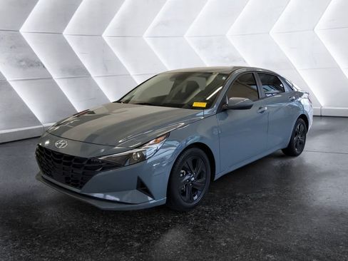 Used 2022 Hyundai Elantra SEL w/ Convenience Package FWD image 3